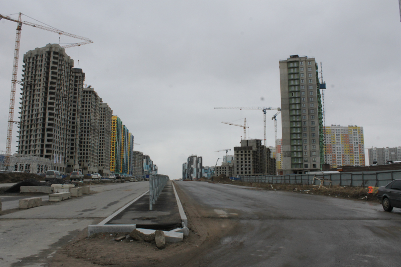 Семи лет не хватило для завершения строительства километрового участка Комендантского проспекта в Петербурге