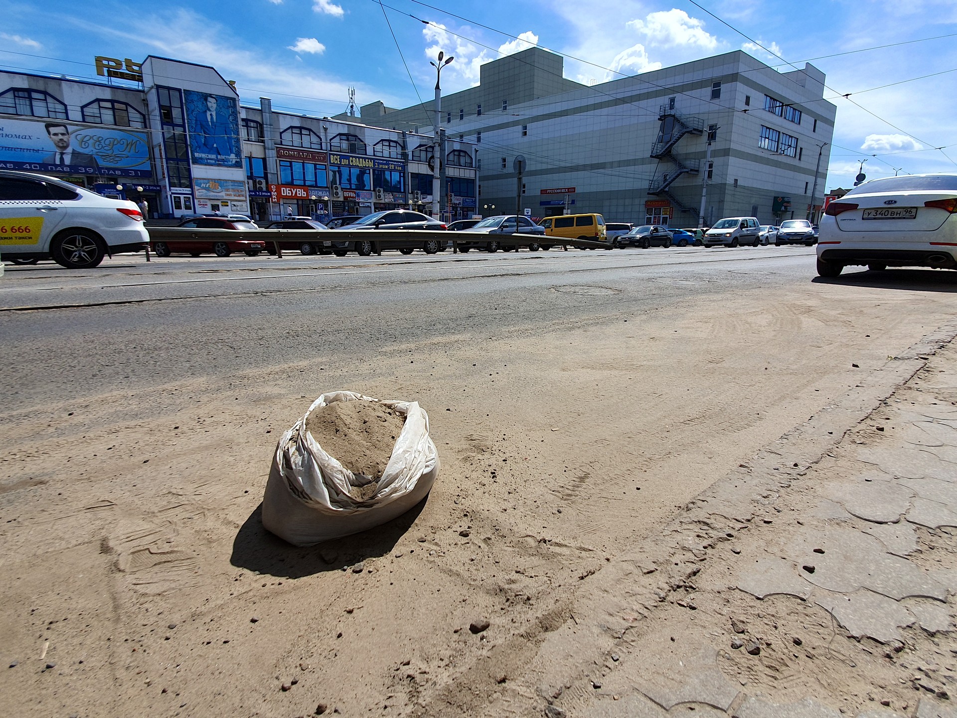 В центре Курска с одного квадратного метра дороги вдоль обочины инспекторы собрали 20 кг песка