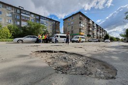 Пока подрядчики выполняют объемы по нацпроекту на центральных проспектах Кургана, ямы на других улицах становятся больше
