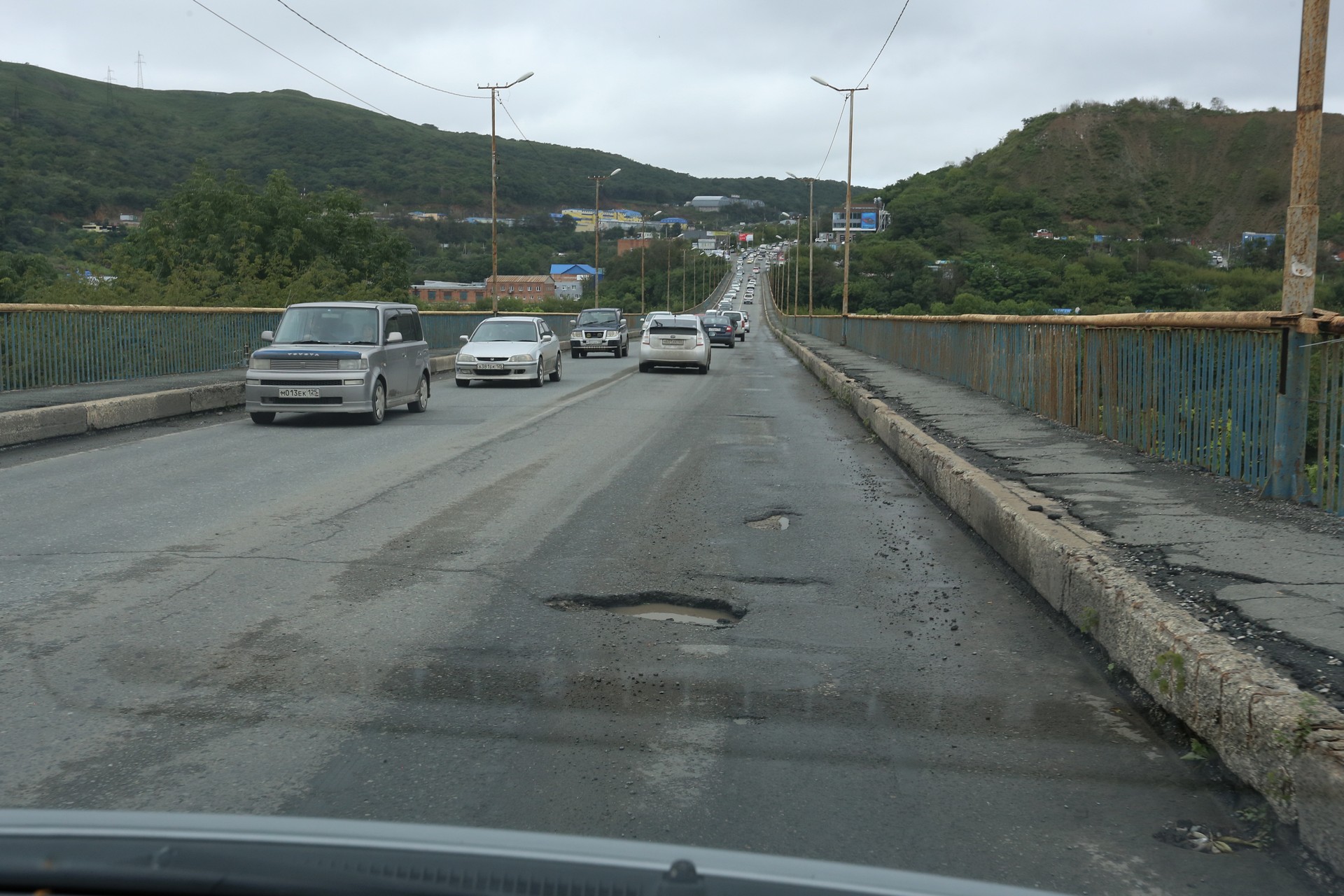 Во Владивостоке ремонтируют дороги после "Дорожной инспекции ОНФ", но не делают их безопасными