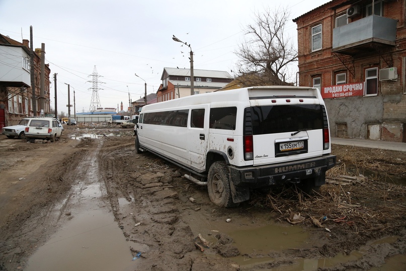 Улицу в Астрахани, на которой на 2 года застрял лимузин, почти отремонтировали