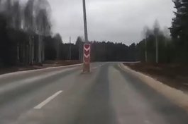 Столбы посередине дороги во Владимирской области - результат несогласованности действий подрядчиков