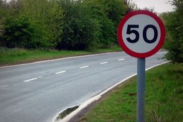 В ГИБДД выступили против ограничения местными властями скорости на хороших трассах