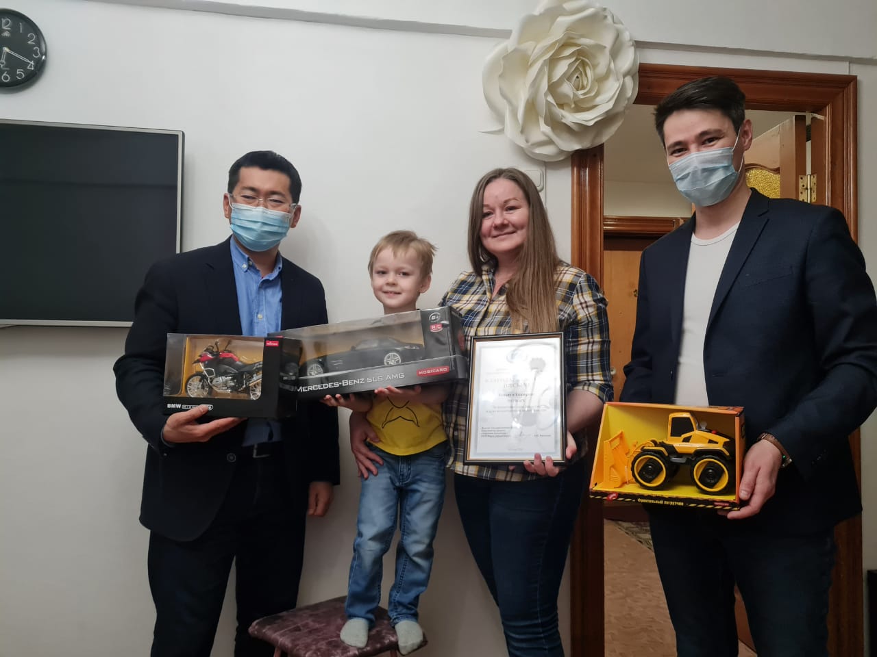 Активисты  «Убитых дорог» наградили трёхлетнего жителя Улан-Удэ за активную гражданскую позицию