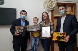 Активисты  «Убитых дорог» наградили трёхлетнего жителя Улан-Удэ за активную гражданскую позицию